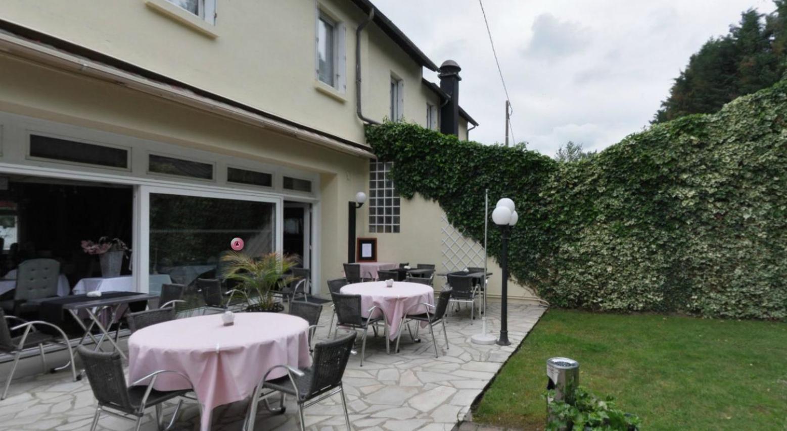 Logis Hotel-Restaurant La Croix Couverte Mayenne Exterior foto