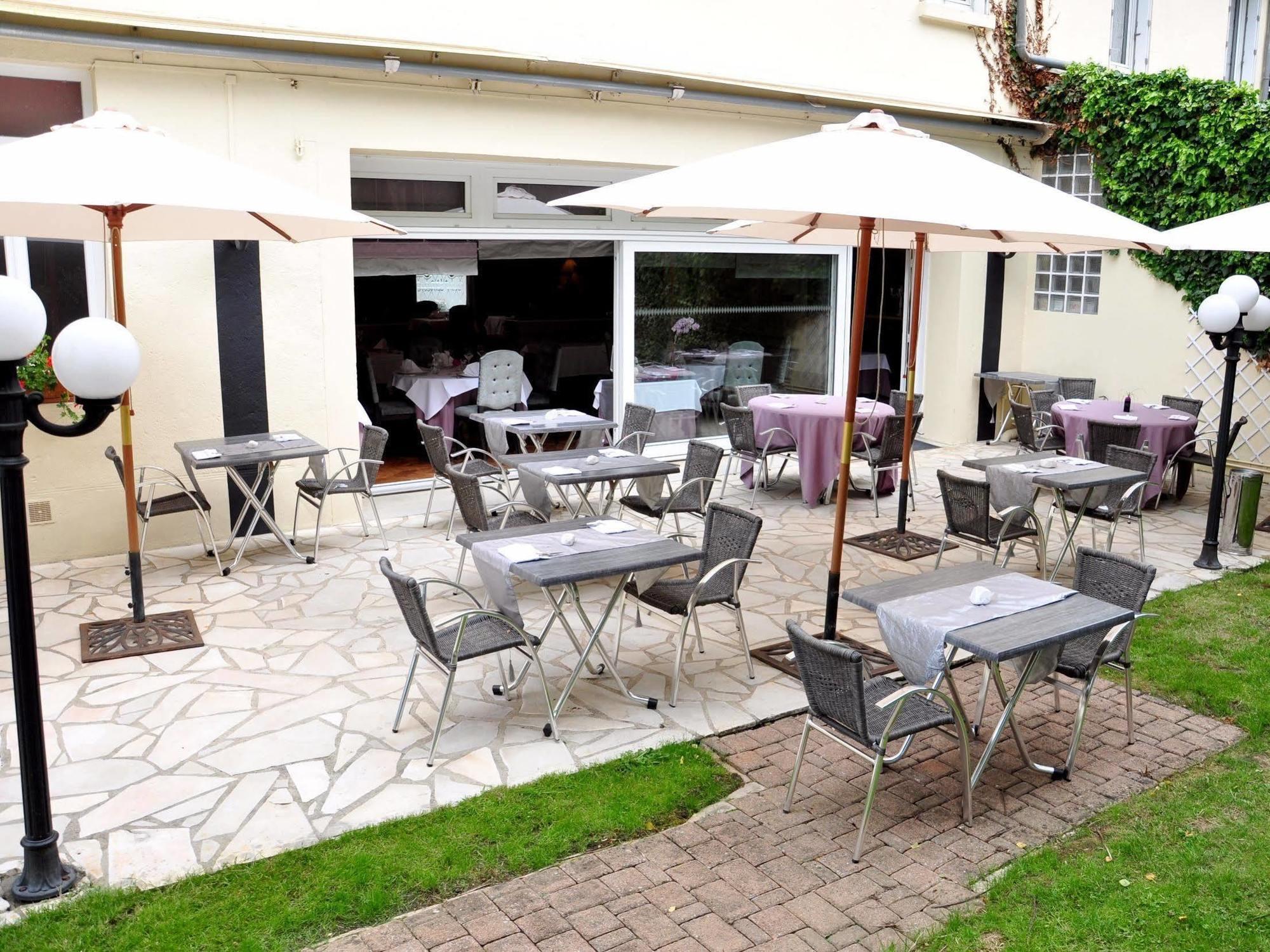 Logis Hotel-Restaurant La Croix Couverte Mayenne Exterior foto
