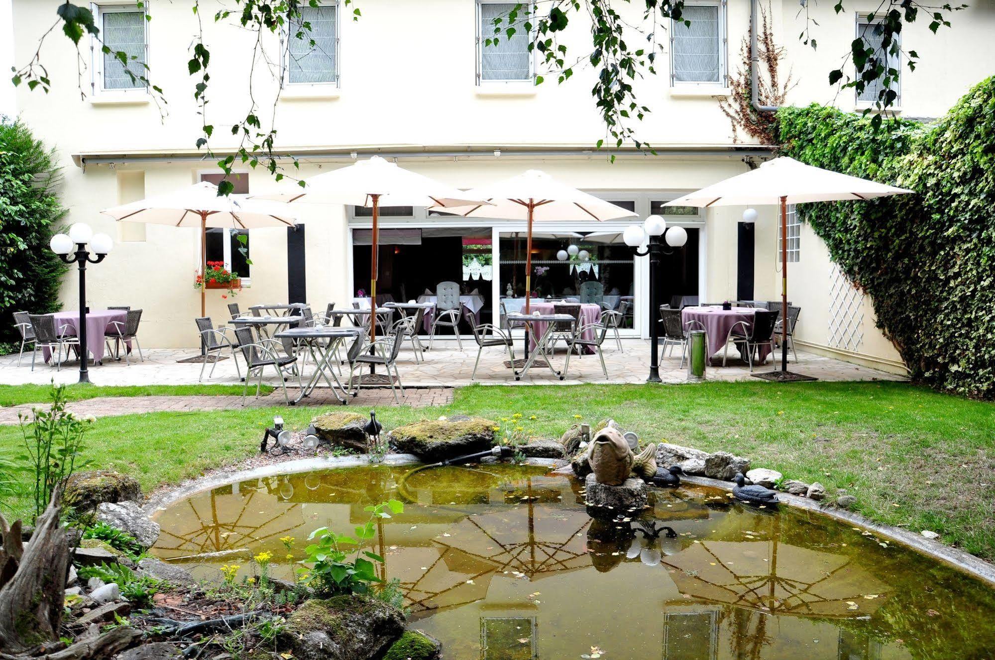 Logis Hotel-Restaurant La Croix Couverte Mayenne Exterior foto